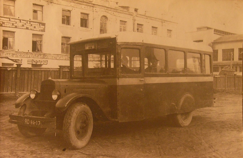 Первые автобусы в россии. Первый Московский автобус 1926 год. Первый автобус. Советский автобус 1930. Первые автобусы в СССР.